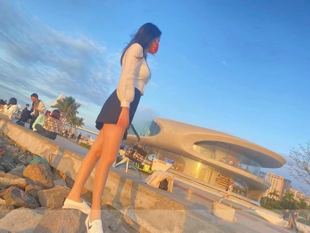 高挑温柔的妹子