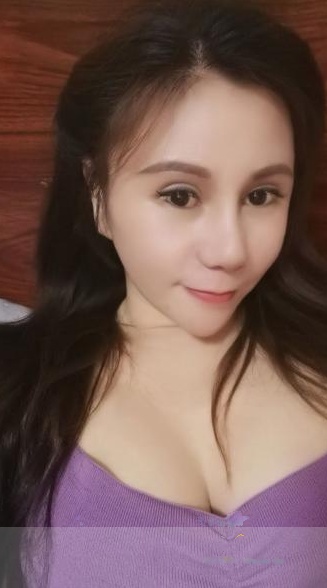 白云黄边少数民族妹子