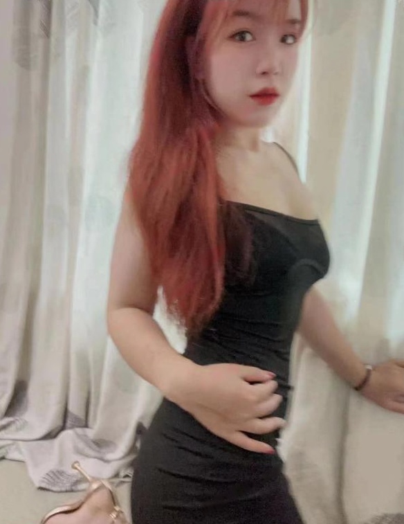 皮肤白嫩的西西