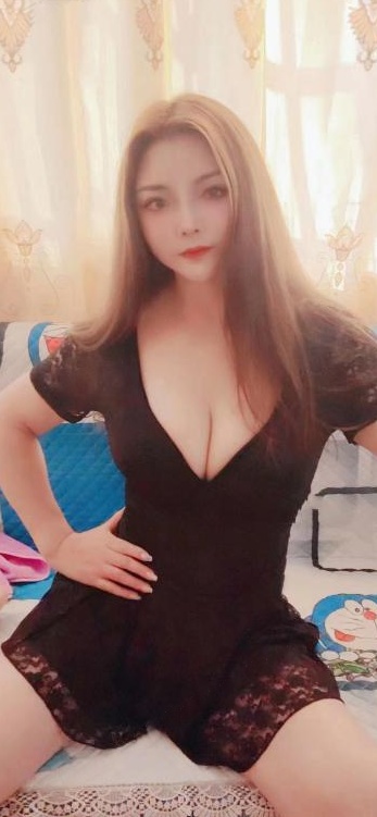 白云长腿美臀少妇