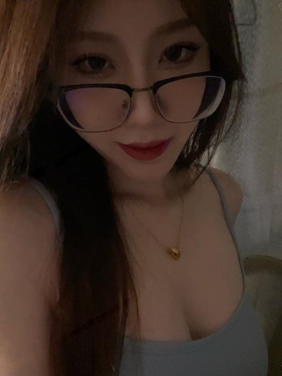 戴眼镜的大胸妹