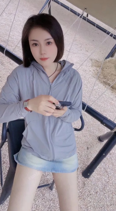 白嫩小妹子