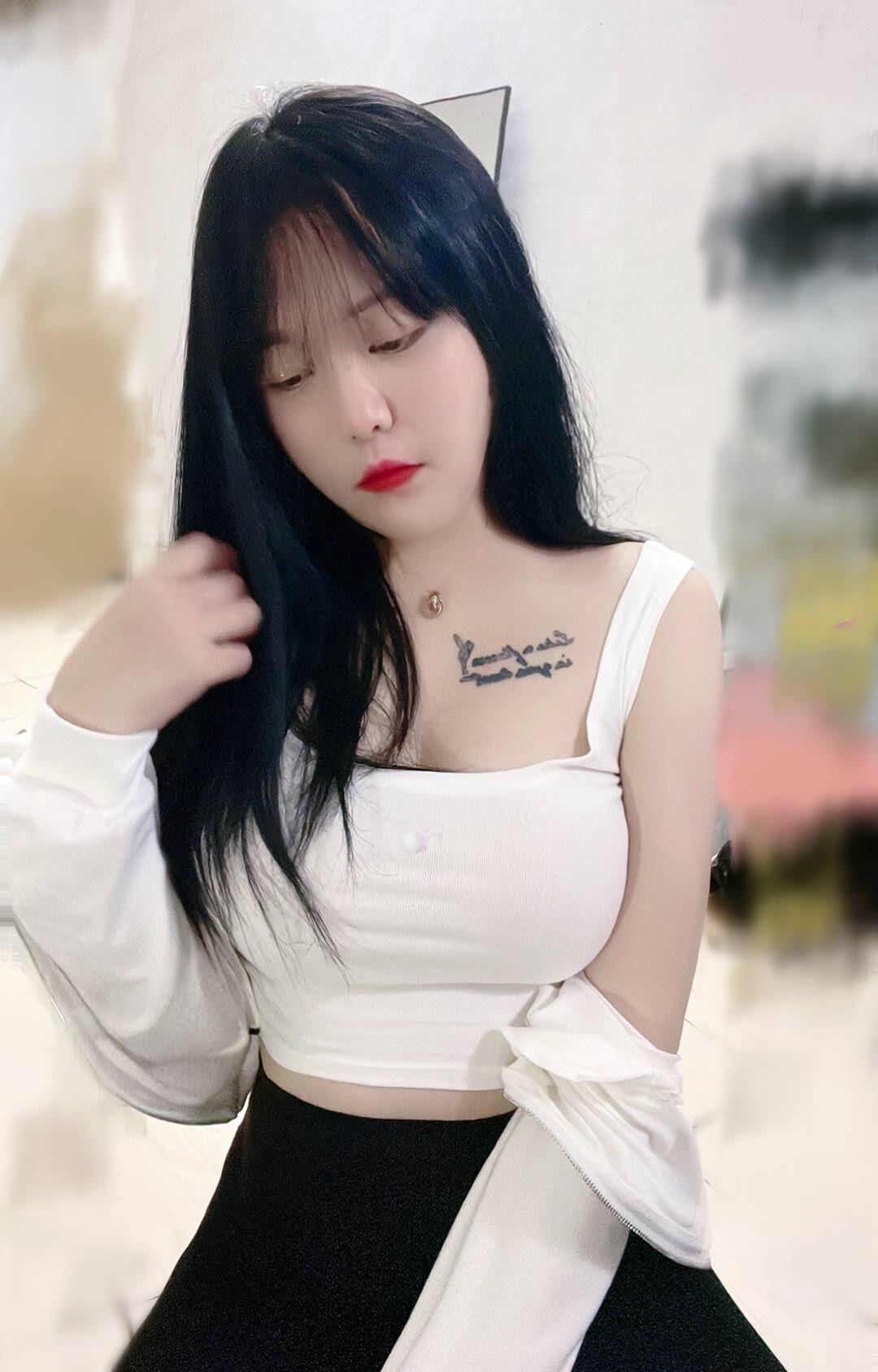 性感吊带大奶妹