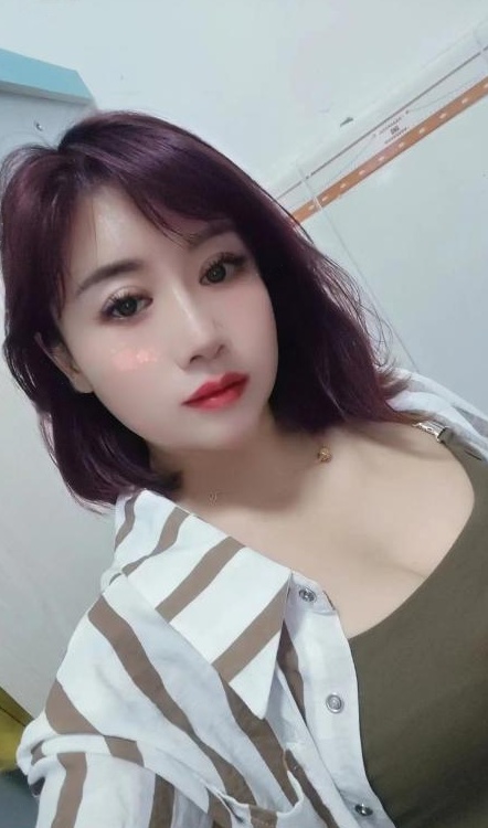 白云短发服务系少妇