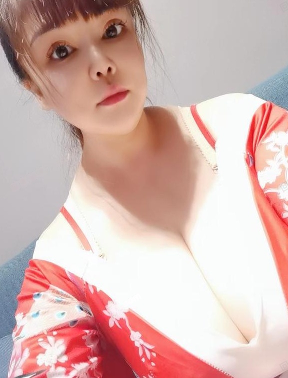 大乳沟骚屄抓龙根