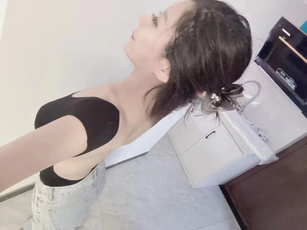 乐汇城附近年轻妹子