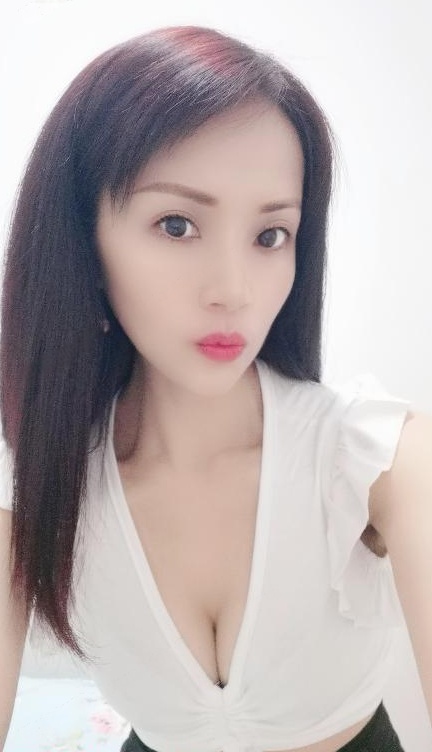 白嫩D奶小妹