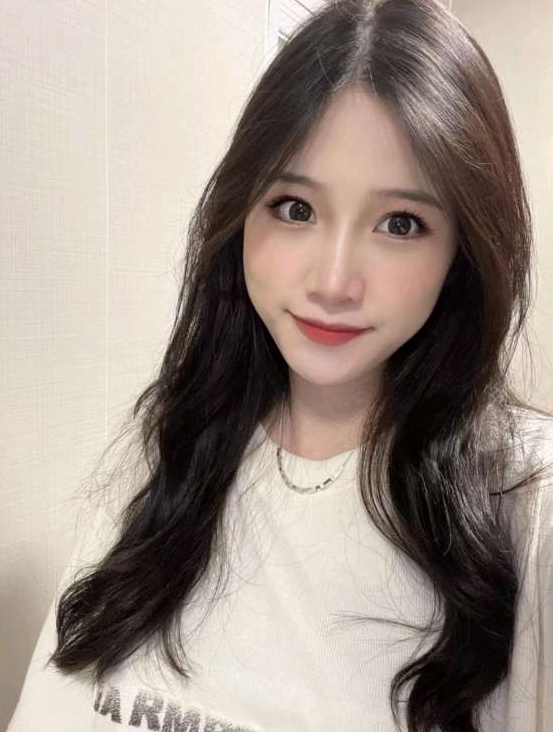 皮肤很白的小骚妹子