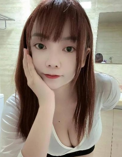 小巧大胸妹妹