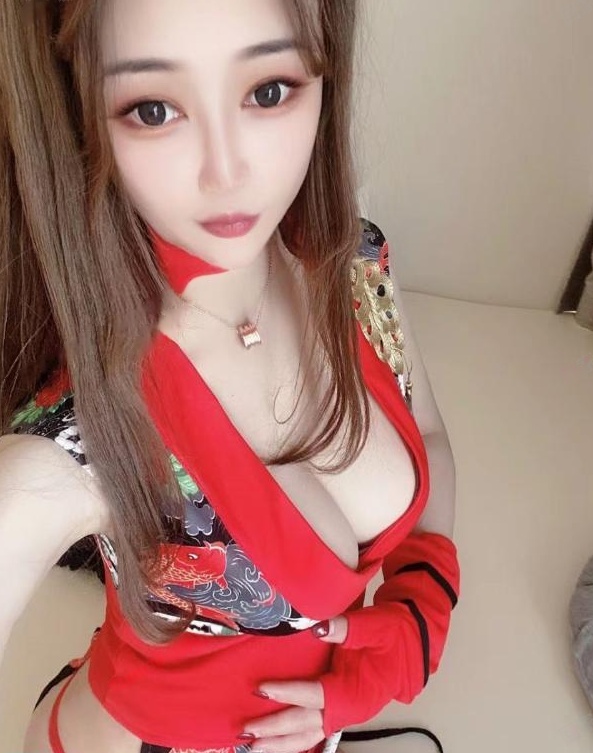 巨乳年轻小姐姐