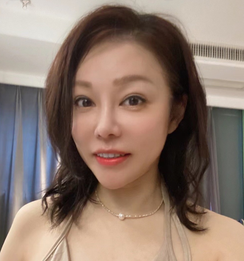 肤白御姐角色扮演