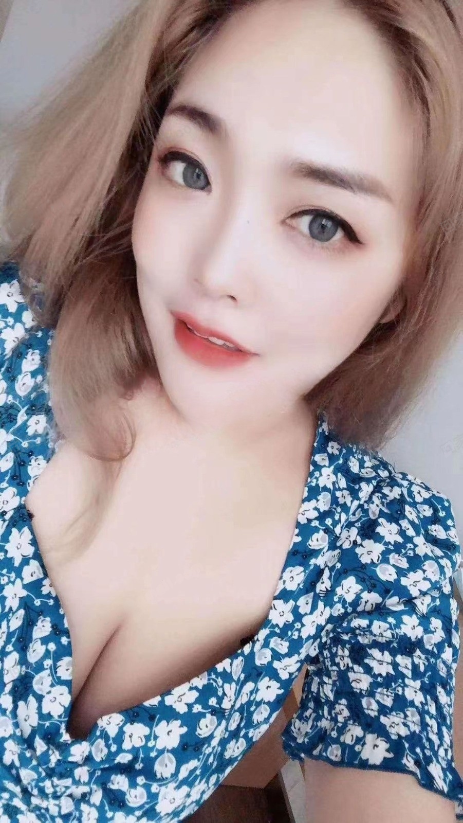 白嫩大胸少妇爽记