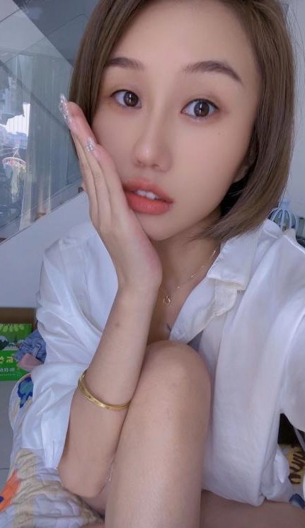 海珠笑容甜美的小姐姐