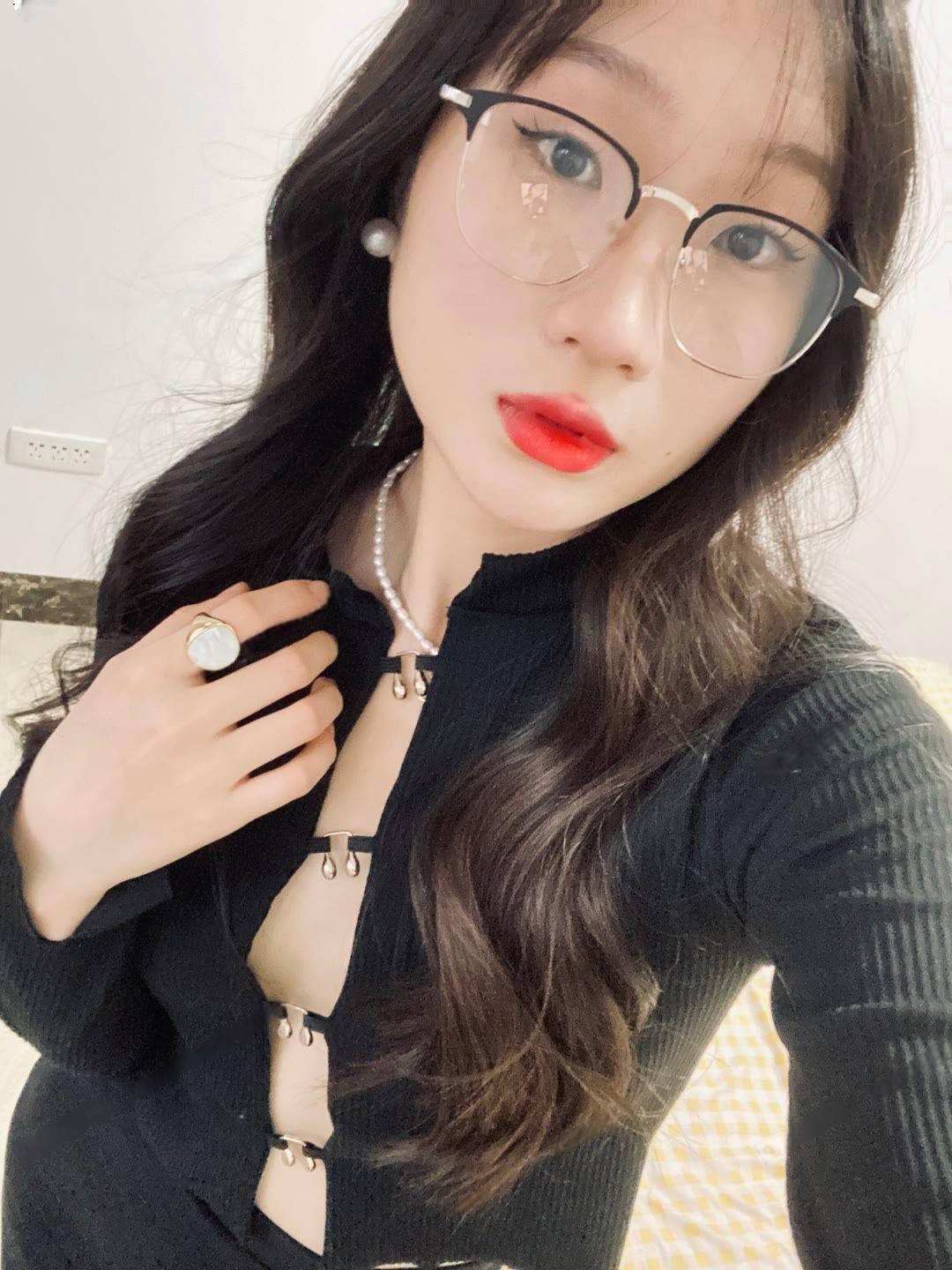 河西靓鲍眼镜妹