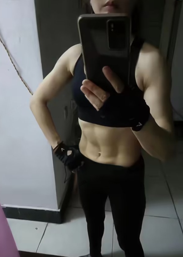 一字马健身小姐姐