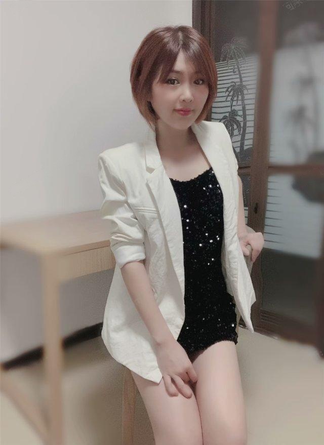 短发皮肤白皙小姐姐