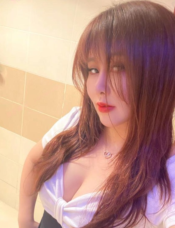 大胸美女特色抓龙筋