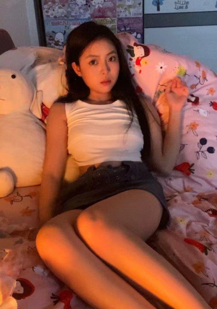 玩的很开的嫩妹