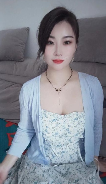 舌吻大胸妹