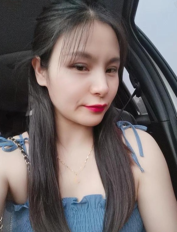 汉口火车站娇小女人