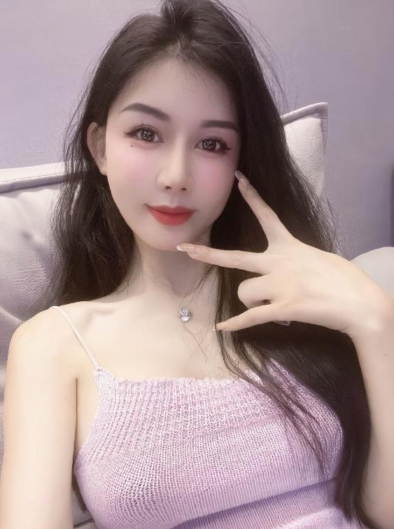 前凸后翘性感女友