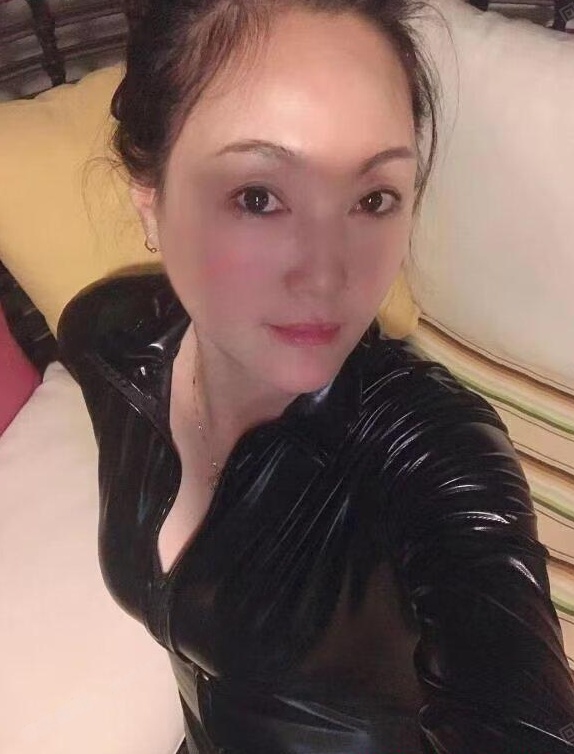 丰乳肥臀的高个熟女