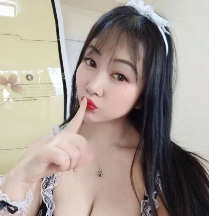 丰满大胸露露