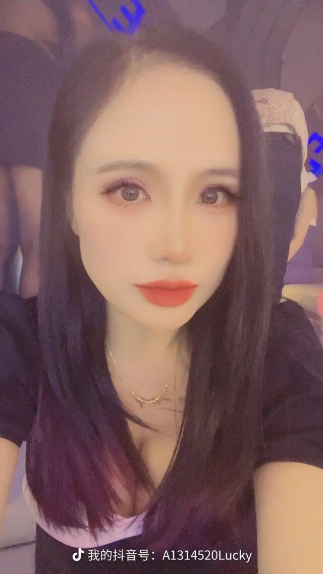 大胸美女老师会玩