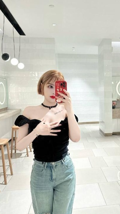 大胸撩人风骚妹子