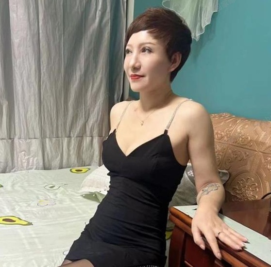 短发少妇姐姐