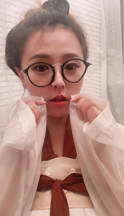 边做边拍视频的妹子