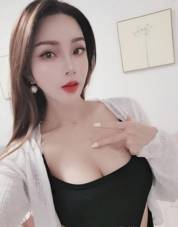 颜值大胸身材好妹子