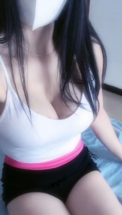 大胸一字马