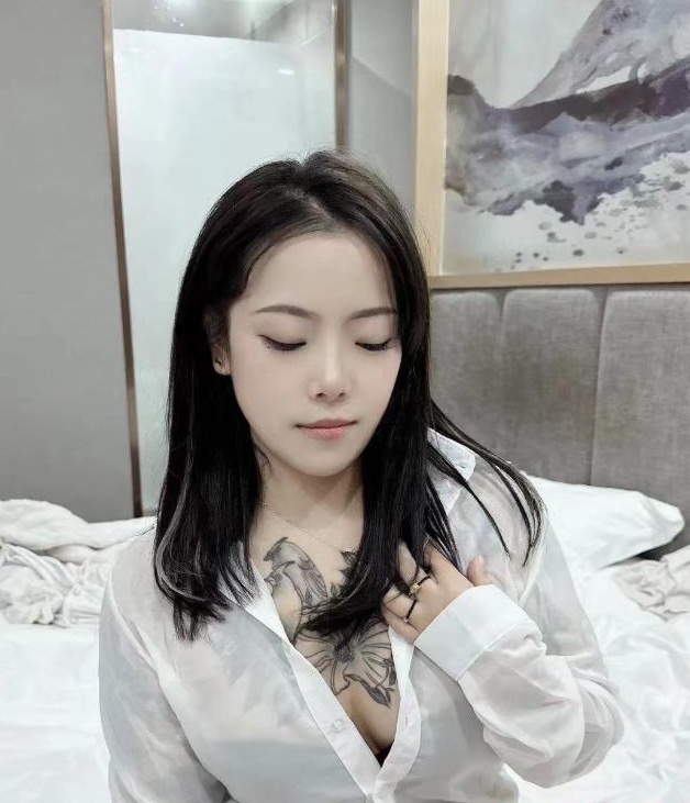 天心性感纹身嫩妹