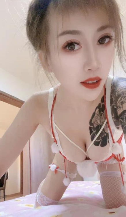 体验巨乳纹身妹