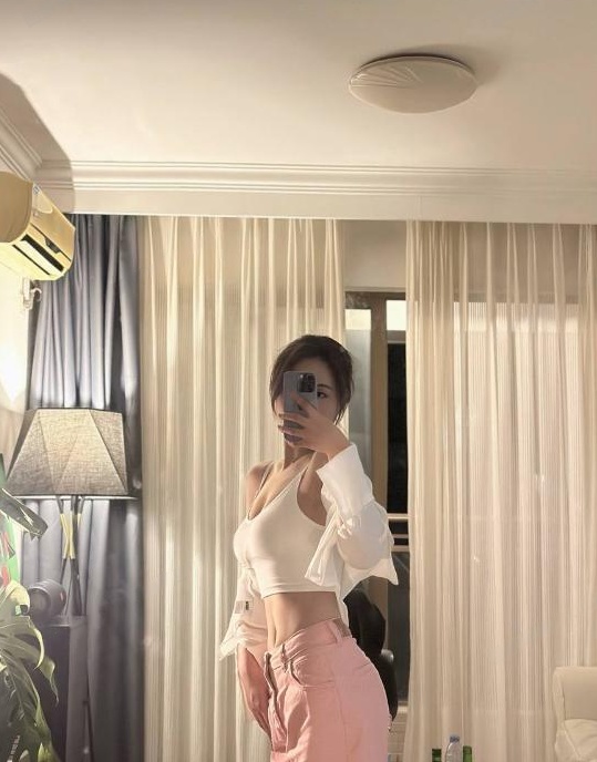 前凸后翘Mico老师