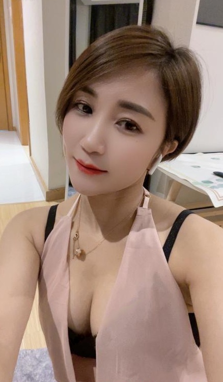 短发性感美女