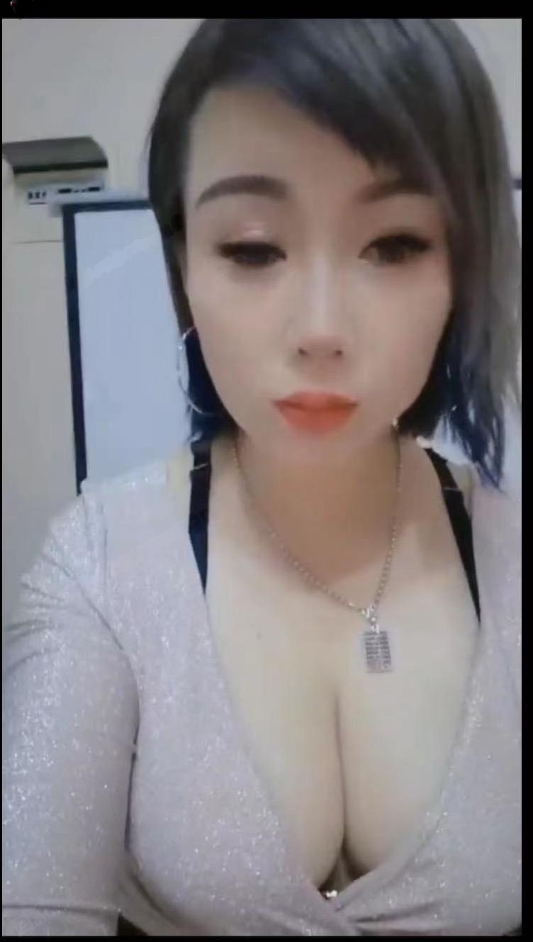 大胸小苹果