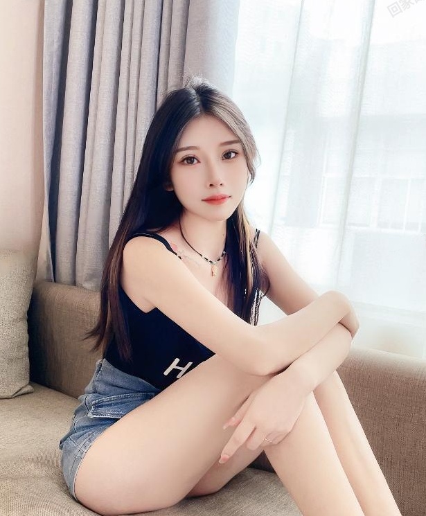 小巧的大胸女子