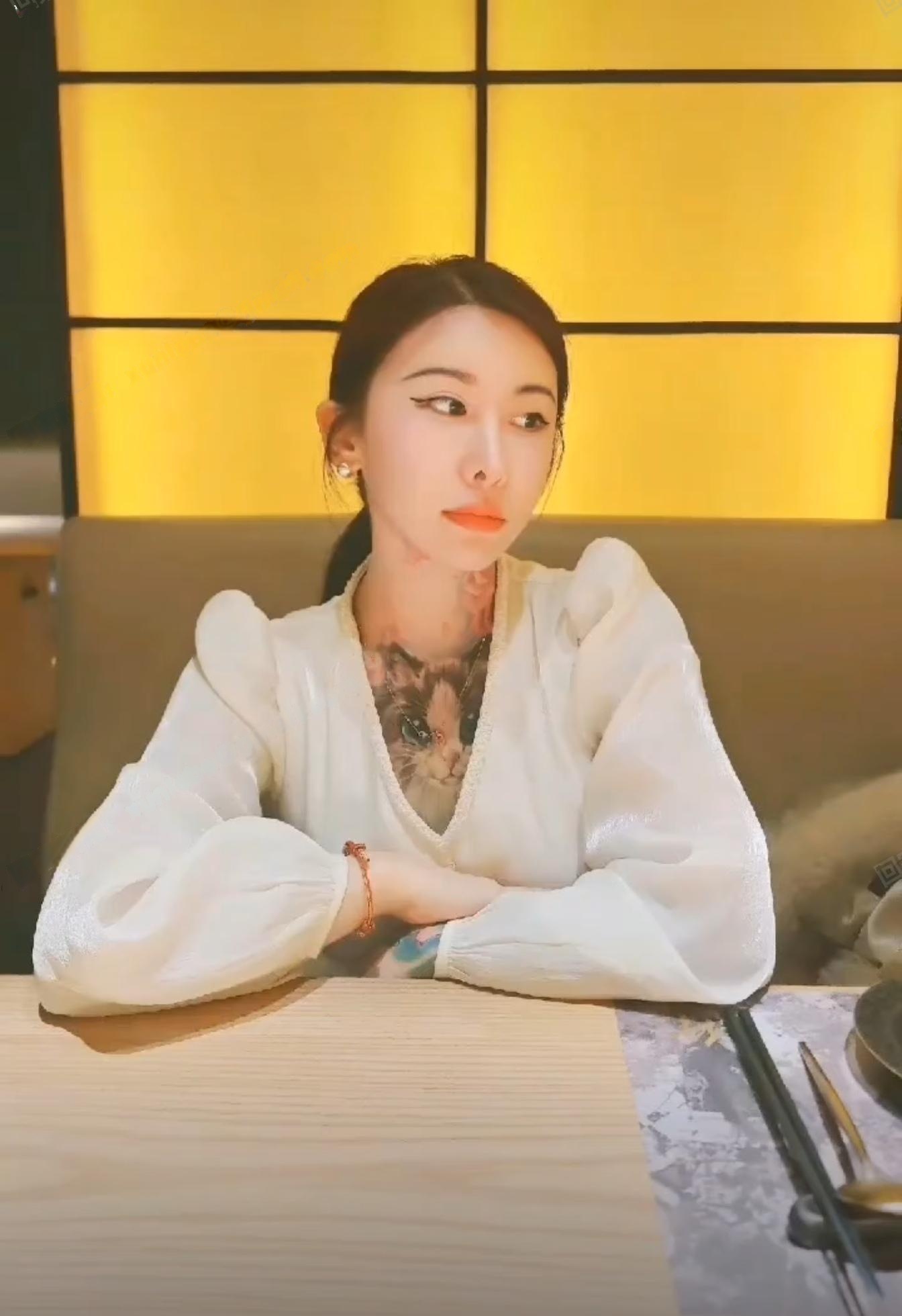 纹身美女冲刺