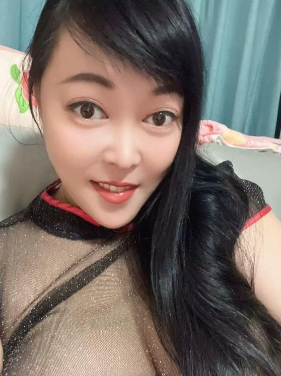 巨乳眼镜琪姑娘
