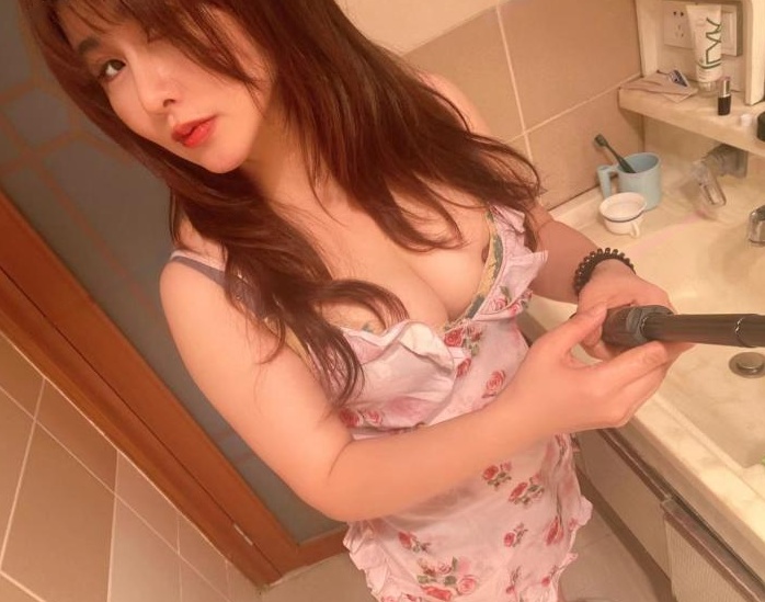 大胸少妇抓龙筋很舒服