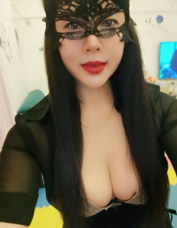 黑丝诱人丰满少妇