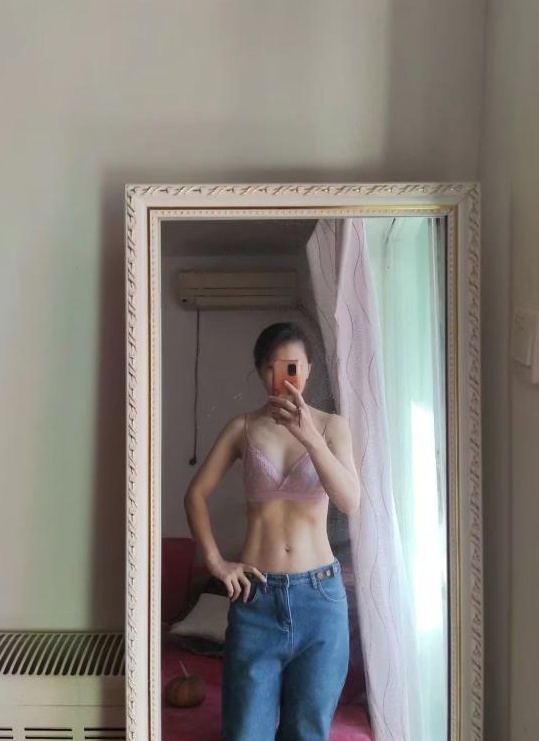 小红门马甲线小妞