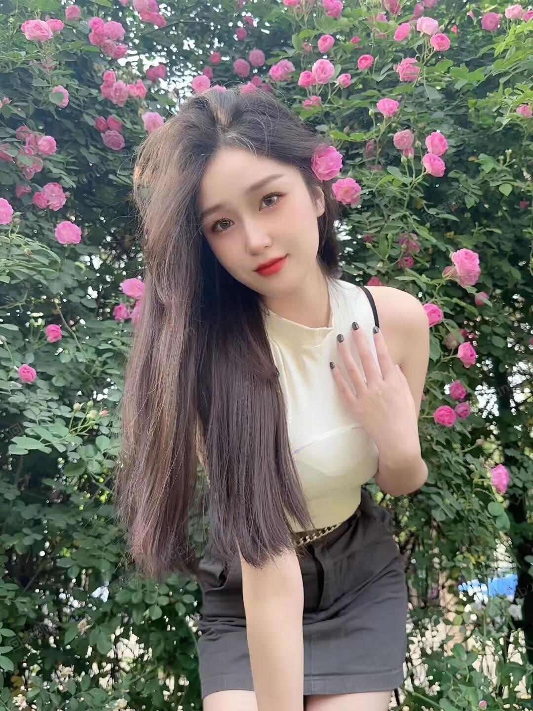金水区大学刚毕业美女
