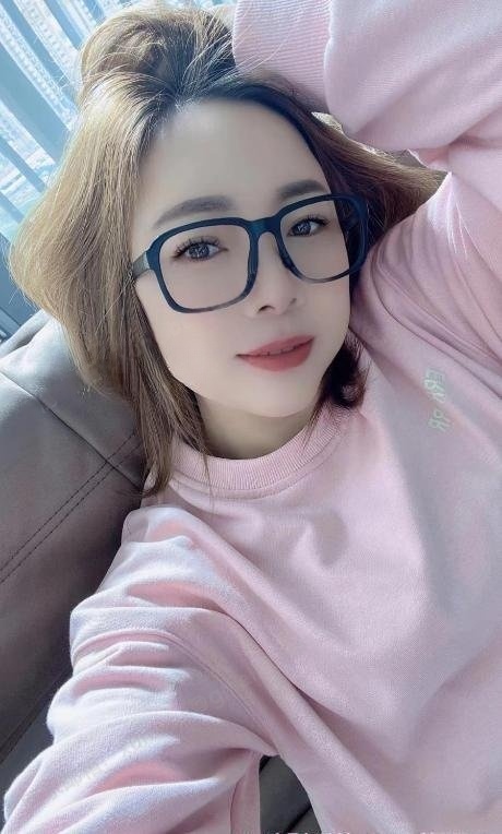 越秀眼镜小媳妇