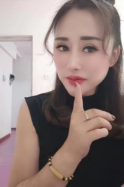 性感黑丝红唇熟女