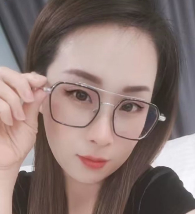 中山民主附近一女子