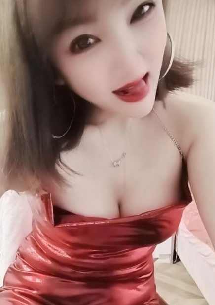 黑红制服少妇