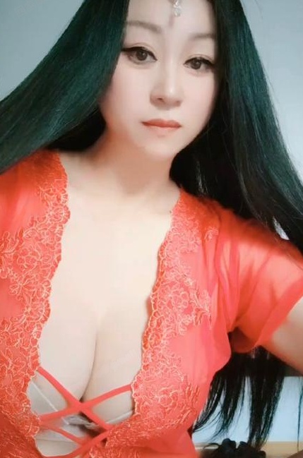 性感苗条的阿萨